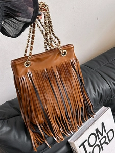 Sac fourre-tout à franges marron avec anses en chaîne dorée et détails franges style rock