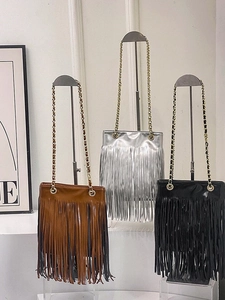 Sacs à bandoulière chics à franges et rivets en noir, argent et marron avec chaînes