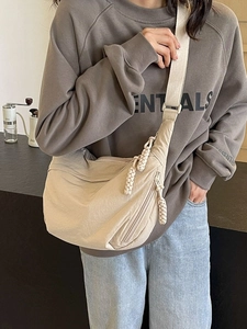 Sac bandoulière demi-lune minimaliste en nylon beige avec tirettes tissées et bandoulière