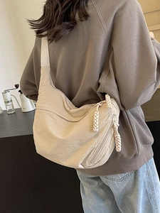 Sac bandoulière demi-lune en nylon beige avec fermeture tressée et large sangle
