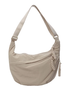 Grand sac bandoulière en nylon beige en forme de croissant avec sangle large et poches zippées