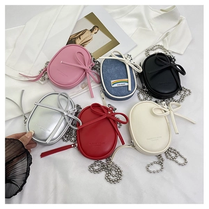 Vista plana de mini bolsos bandolera en seis colores con lazos decorativos en tela