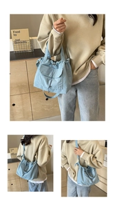 Sac seau en toile bleu clair avec cordon de serrage, porté de différentes manières