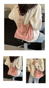 Détail du sac seau en nylon rose avec fermeture à cordon et bandoulière réglable