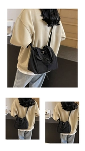 Détail du sac seau en nylon noir avec cordon de serrage, texture et bandoulière réglable