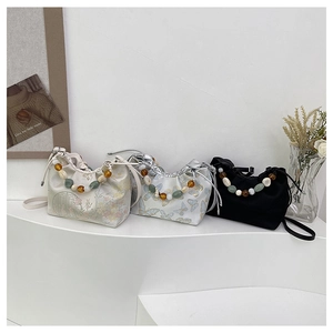 Trois sacs à main de style chinois avec imprimés floraux et poignées perlées élégantes