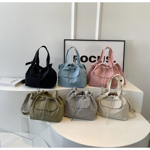 Sacs seaux en nylon en six couleurs avec cordon de serrage et détails plissés