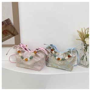 Détails de sacs en brocart jacquard avec anses perlées et broderies florales