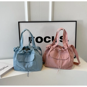 Détails des sacs en nylon bleu clair et rose avec poche à rabat et cordons de serrage