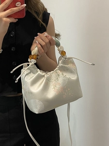 Sac à main chinois en satin fleuri avec poignée perlée et fermeture par cordon