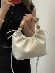 Sac à main en satin de style chinois élégant avec motifs floraux et anses perlées