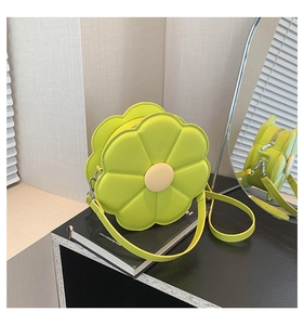Detail van de zonnebloemvormige PU-leren crossbodytas in limoengroen met zilveren rits
