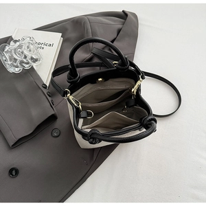 Draufsicht-Detail der Bucket Bag Inneneinteilung und der schwarzen Ledergriffe
