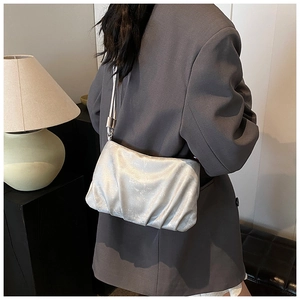 Detalle del bolso nube plateado metalizado con diseño plisado y acabado de cuero suave