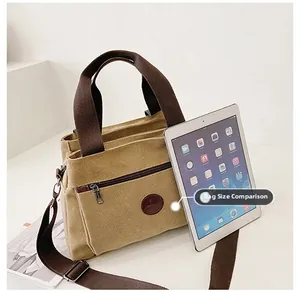 Confronto dimensioni borsa in tela verde oliva con iPad che mostra la capienza