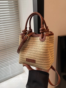 Minimalistische beige Stroh-Einkaufstasche mit braunem Lederbesatz und Knotengriff