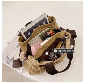 Vista dettagliata dell'interno di una borsa in tela kaki con grande capacità