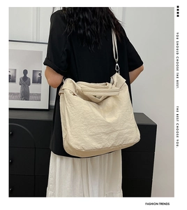 Vue détaillée du dos d'un grand sac en nylon minimaliste avec une texture de tissu unique