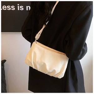 Detalle del bolso de nube plisado suave en cuero PU blanco roto con bandolera