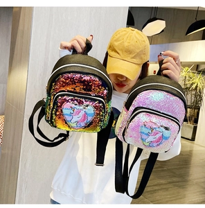 Dettaglio di mini zaini con paillettes con toppe a cuore di unicorno e spalline regolabili