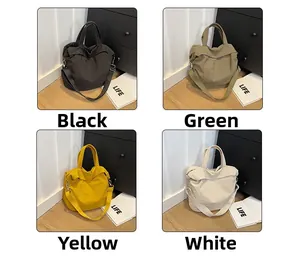 Vue détaillée de grands sacs cabas en nylon en quatre couleurs : noir, vert, jaune et blanc