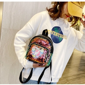 Dettaglio mini zaino con paillettes che mostra ricamo a unicorno e scaglie colorate