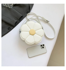Kleine witte zonnebloem schoudertas met een smartphone voor een goede maatvergelijking