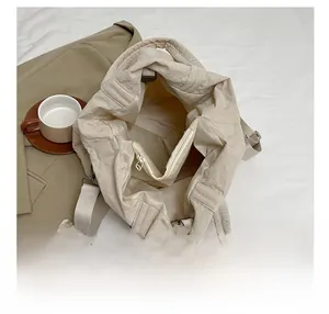 Vue intérieure d'un grand sac cabas en nylon avec compartiment zippé et larges sangles