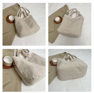 Vues détaillées d'un grand sac cabas beige avec texture souple et bandoulière réglable