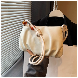 Detalle del bolso nube plisado blanco roto con cuentas de ámbar y diseño de asa de nudo