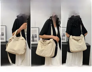 Vues détaillées du cabas beige en nylon porté à la main, à l'épaule et en bandoulière