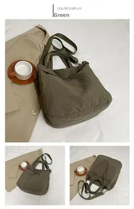 Détail du grand sac cabas en nylon vert avec bandoulière réglable et texture durable