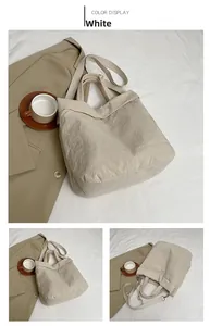 Vue détaillée du sac cabas blanc en nylon souple montrant la texture plissée