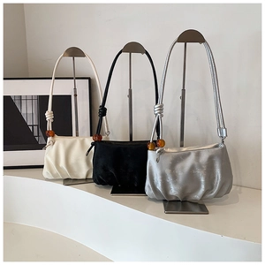 Bolsos plisados de estilo francés en blanco, negro y plata con detalle de cuentas ámbar