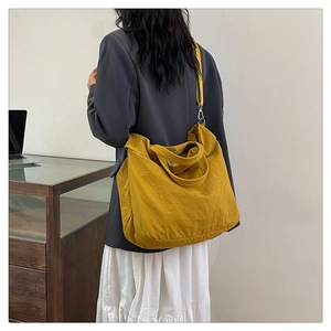 Détail du grand sac cabas jaune moutarde avec texture plissée et bandoulière réglable
