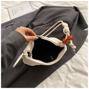 Detalle del bolso nube blanco con cuentas de resina ámbar y bolsillo interior con cremallera