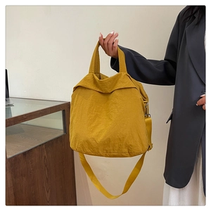 Détail du grand sac cabas jaune gingembre montrant la texture froissée et les bandoulières