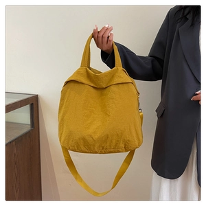 Détail du sac cabas jaune souple en nylon froissé avec poignée et bandoulière