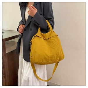 Sac à main jaune gingembre avec blazer gris pour un look de mode minimaliste