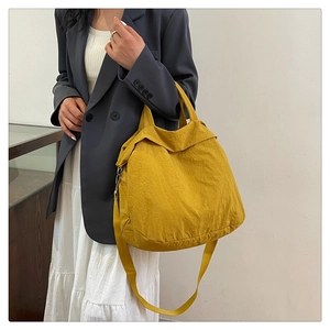 Vue détaillée du grand sac cabas jaune avec texture de tissu en nylon hydrofuge
