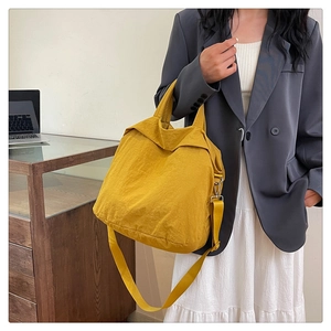 Sac fourre-tout jaune moutarde en nylon souple avec bandoulière réglable style bureau