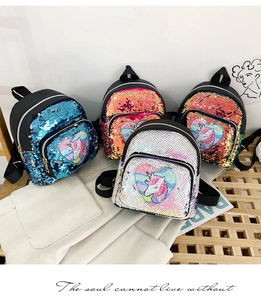 Dettaglio di quattro zaini con unicorno in paillettes colorate e ricamo a forma di cuore