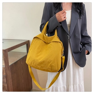 Détail du grand sac cabas jaune avec bandoulière réglable et texture de tissu gaufré
