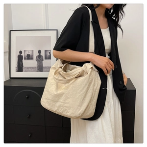 Vue détaillée du grand sac cabas blanc crème avec sangles polyvalentes sur modèle