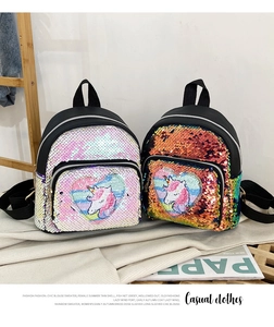 Dettaglio di due zaini con paillettes con ricamo di unicorno e texture glitterata