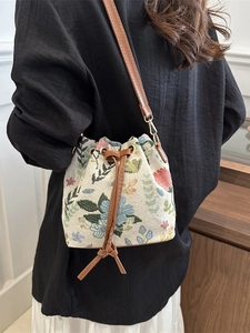 Secchiello in jacquard stile etnico con ricamo floreale e cinturini in pelle