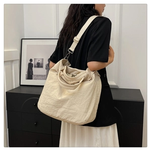 Détails de la texture du sac cabas minimaliste blanc cassé avec bandoulière réglable