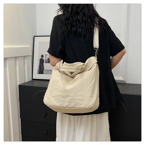 Détail du grand sac cabas ivoire en nylon avec large bandoulière et texture plissée