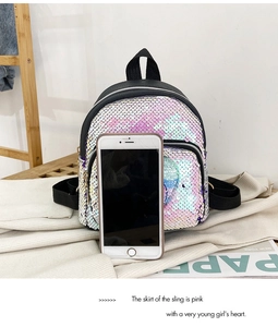 Dettaglio mini zaino con paillettes arcobaleno e smartphone per confronto delle dimensioni