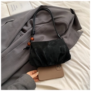 Detalle del bolso nube plisado negro con cuentas de ámbar y correa de hombro